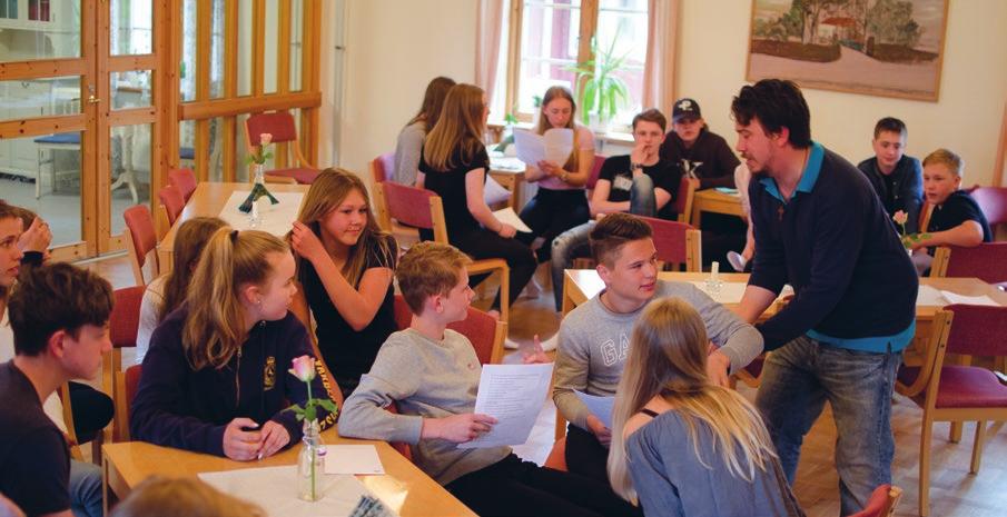 Ungdomar vågar pröva nya saker Det är fokuserat och frimodigt i Träslövs församlingsgård när 40 konfirmander håller på att öva in dramer.