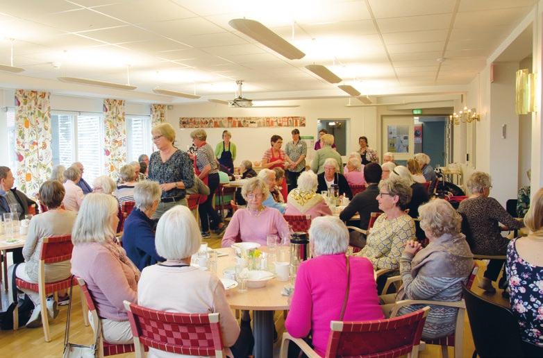 Förutom diskussioner kring huruvida det finns plats och varför det är så många som kommer till sopplunchen idag handlar det om barnbarn, vänner och bekanta. Livet helt enkelt.