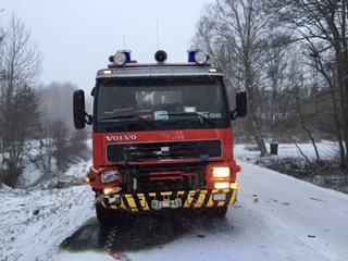 Tankbilsföraren som efter att ha fått upp porten, kommit iväg efter de andra kör mot olyckan. Har kommit nästan halvvägs fram till olyckan han är då i höjd med Steninge.