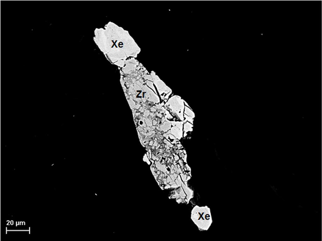 Figur 5. BSE-bild. Sammanväxta zirkon- och xenotim-(y)kristaller i fluorapatiten.