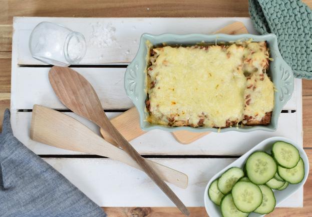 ONSDAG VEGETARISK LASAGNE 50 MIN Sätt ugnen på 225 grader. 6. Smaka av med salt och peppar. 1. Skala och skiva morot och polkabetor i tunna skivor. 2. Skala och hacka rödlöken. 3.