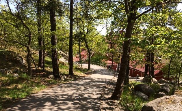 Det är möjligt att cykla längs med branten på gångbanan men det är på en kortare ej sammanhängande sträcka.