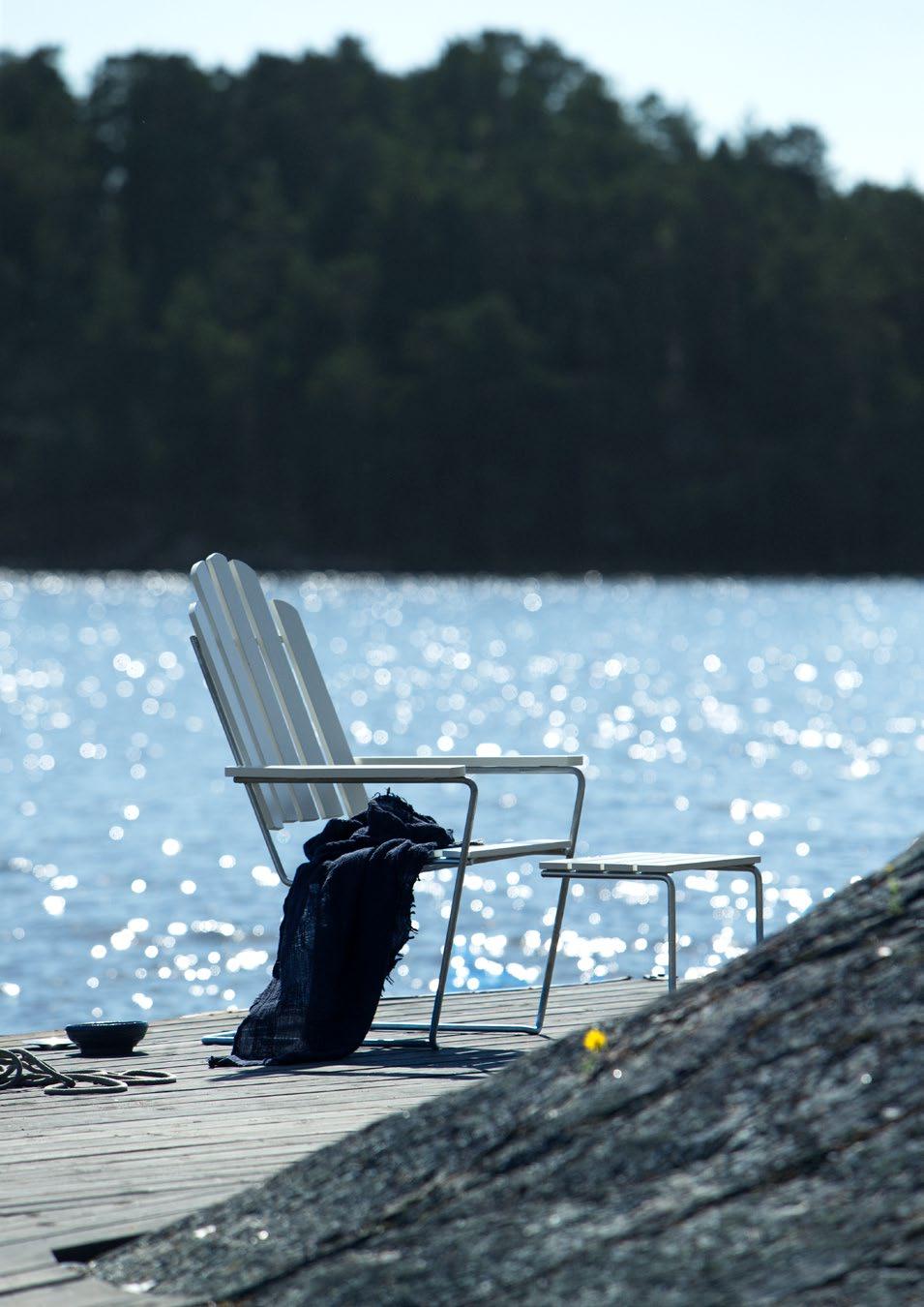 Klassisk sommarsvalka Solstol A3 och Soffa A3 är de perfekta utemöblerna för de