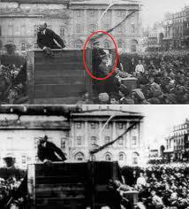 Lenin i talarstolen 1920. På den övre bilden finns Trotskij med.