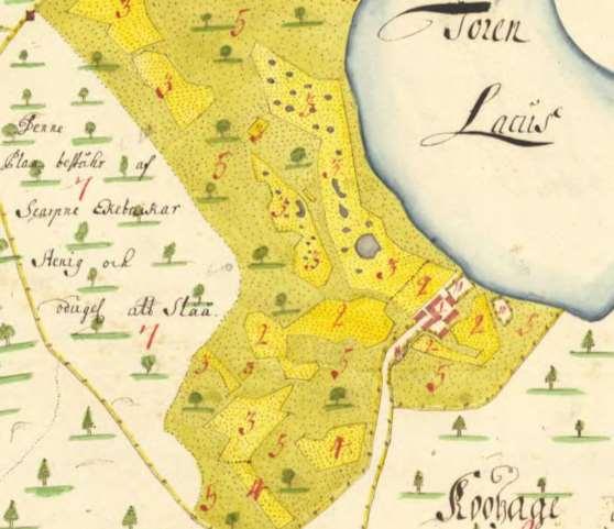 Bebyggelsen består av en gård som ligger precis vid sjön på 1705 års karta.