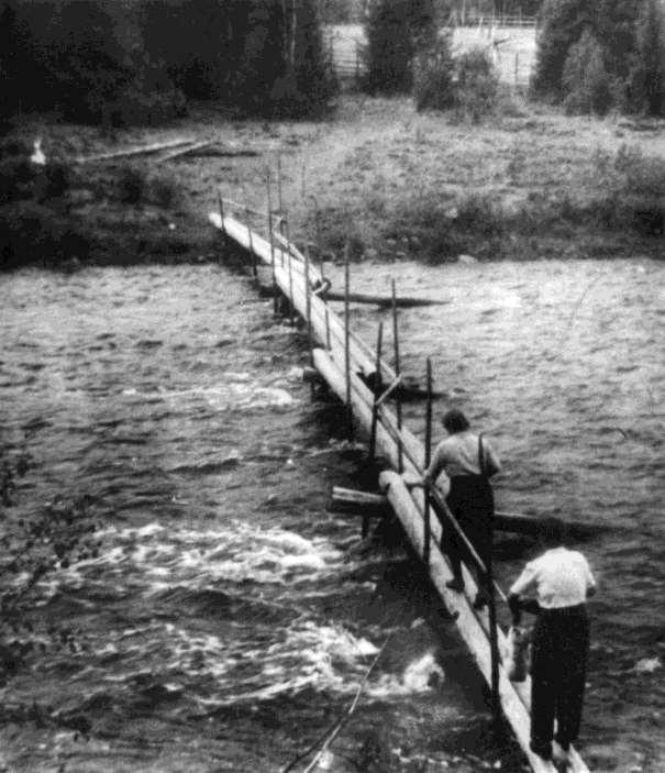 Torrvålsbor på väg över Unnån till sin fäbod Trullbo som ligger på västra sidan av Unnån ungefär i nordlig nivå med Näckådalen. 1930. Fotograf okänd.