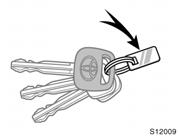 BRICKA MED NYCKELNUMMER Nyckelns nummer finns på nyckelbrickan. Förvara nyckelbrickan på en säker plats, t.ex. i plånboken, inte i bilen.