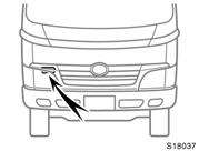 86 LUFTKONDITIONERING Reglage för hög tomgång Luftkonditioneringsfilter Tryck på knappen för att öka motorvarvtalet.