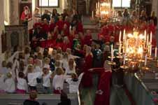festliga medeltida lekar och ballonguppsläpp. Redan har det kommit hälsningar från människor som fått ballongkort, bl.a. från Tyskland. Det musikaliska inslaget har varit stort.