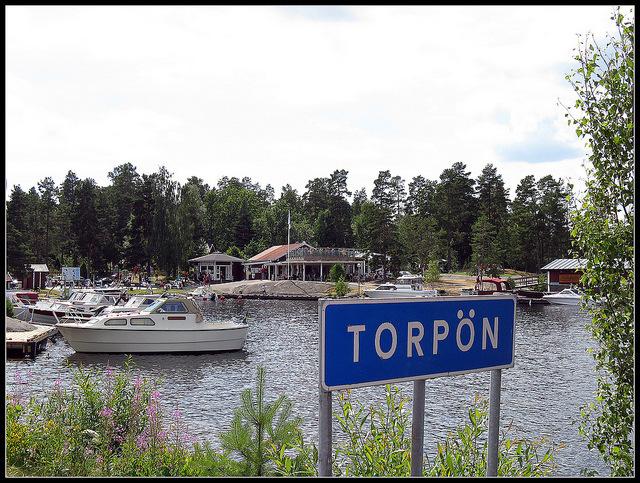 Färden går så vidare mot Blåvik och färjelägret till Torpön, nu får bussens passagerare åka över själva till Torpön, bussen tar vi på nästa turöverfart.