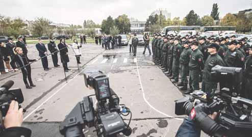 www.sport.sk Z DOMOVA 21 NA POMOC MAĎAROM Maďarsko-srbskú hranicu včera odišlo strážiť 50 slovenských policajtov, ktorí vedia po maďarsky či po anglicky. Na hranici budú zatiaľ pôsobiť do 20.