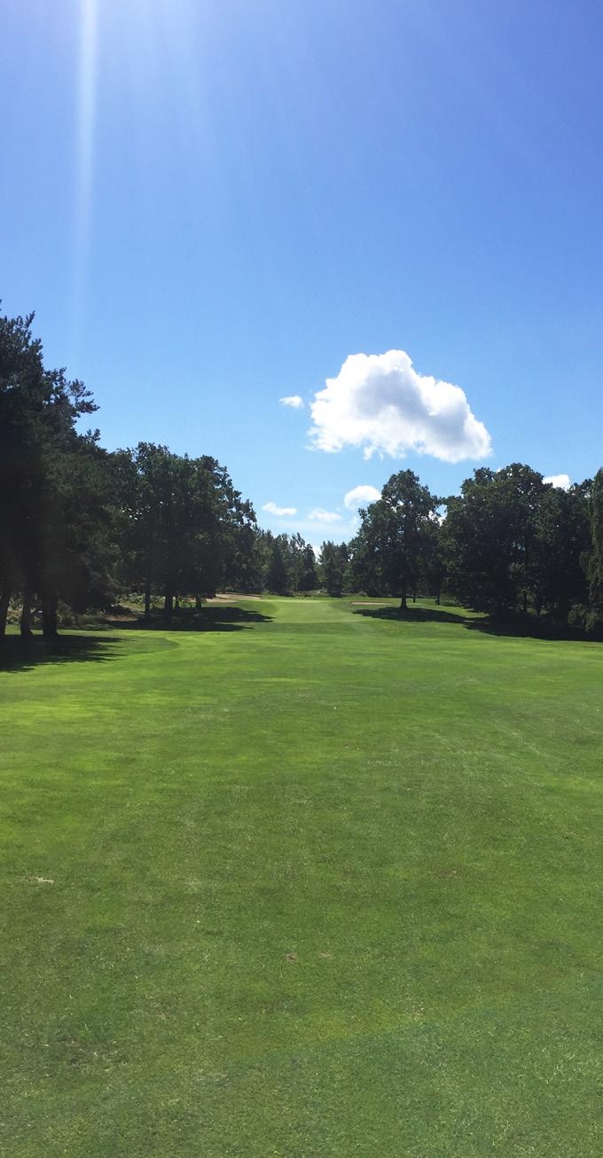 23. UTSLAG LANDA PÅ FAIRWAY Slå 20 st utslag på rangen, sikta på den vita stolpen, fairway är mellan de 2 röda stolparna.