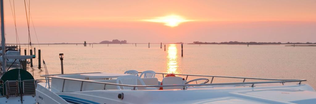 Venedig Hyr flodbåt från Casale sul Sile (Venedig) Den charmerande staden Venedig är omgiven av måleriska öar, det klassiska, italienska landskapet och fantastiska stränder allt direkt tillgängligt