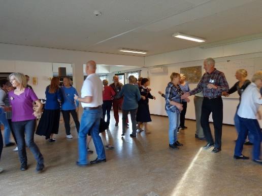 Dansens Dag - det borde vi kalla fredagar i scoutstugan i fortsättningen! En sak som verkligen slog oss under sommarens (få!) danser vi var på var att squaredans är faktiskt roligt!