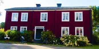 Sörböle är en hälsingegård som varit i släktens ägo sedan 1535. I festsalen finns välbevarade väggmålningar från 1857 med stadsmotiv från Sverige och Frankrike.
