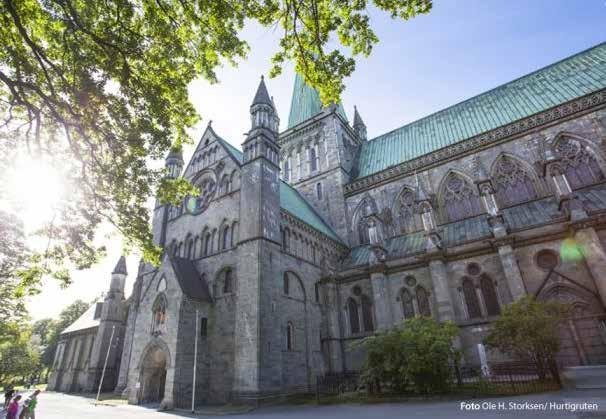 De förrådshus som står på träpålar är lika vackra som kungabostaden Stiftsgården med sin rokokostil, den största träbyggnaden i Norge och bostad för kungafamiljen när de besöker Trondheim.
