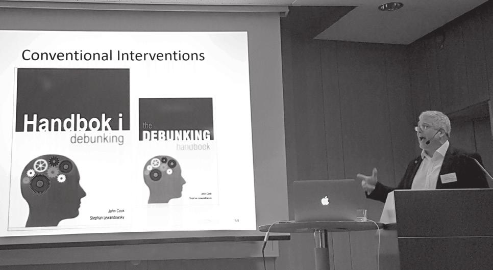 Stephan Lewandowsky med hans Debunking Handbook. Den finns även på svenska, hämtas gratis på www.vof.se/resurser Manzoor, journalister på DN:s vetenskapsredaktion och Årets folkbildare 2016.