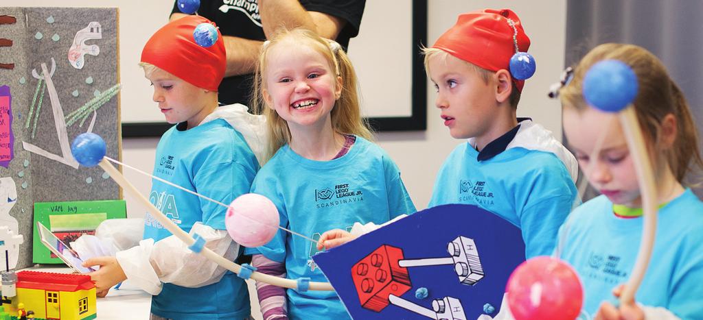 5) Turneringsdagen På turneringsdagen samlas alla FIRST LEGO League Jr..-lagen för att presentera och visa upp sina projekt.