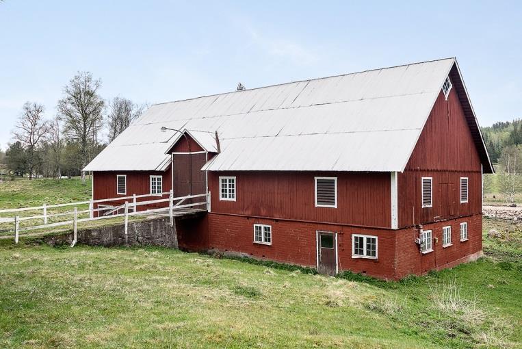 Ladugård 1 Ladugård med plåttak, sedvanliga utrymmen.