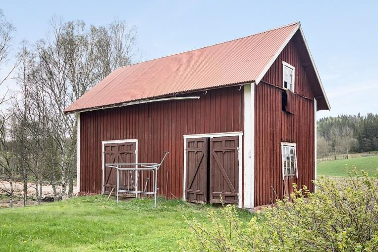 Skog Ladugård med plåttak, sedvanliga utrymmen.