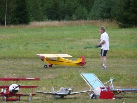 STRANDA MODELLFLYGKLUBBS MEETING 3 AUGUSTI Klubben hade sitt årliga evenemang första söndagen i augusti. Genom ordförandens tidigare bakgrund så deltog även piloter från Tyskland.