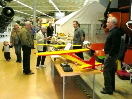 LEN hade dels en stor monter med olika typer av modeller inkl två av sina skolflygplan och information om sommarens kurser dels en monter för Bigglesklubben.