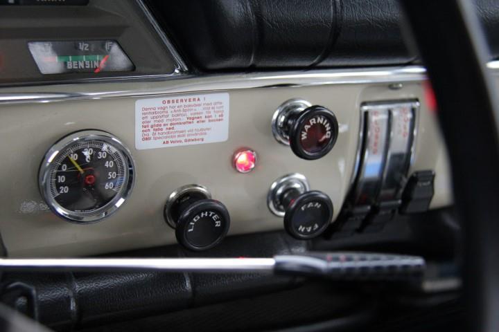 Överväxel Inkoppling av överväxeln sker med hjälp av ett hydraulsystem som manövreras på elektrisk väg genom den strömställare som sitter på rattkåpans högra sida, på motsatt sida som blinkersspaken.