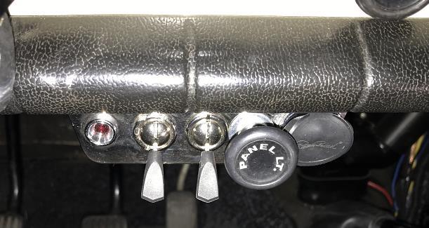 Reglagepanel 1 2 3 4 5 1 Kontrollampa Kontrollampan lyser då eluttaget i bagagerummet är strömsatt eller då extraljusen är inkopplade.