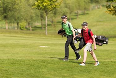 Sedan vann Albin och Marcus sin foursome medan Viktor och vitet som präglar sommarhalvåret för våra Tim förlorade sin mycket knappt på det sista hålet. juniorer och elitspelare.