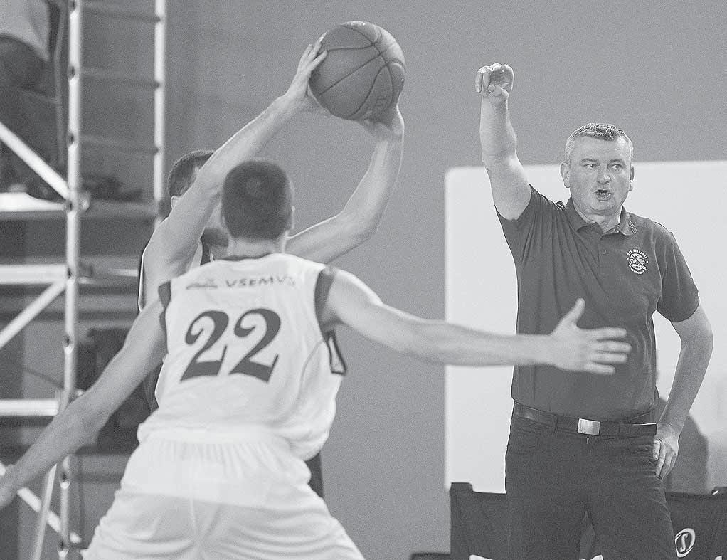 32 BASKETBAL štvrtok 30. 10. 2014 EUROVIA SLOVENSKÁ BASKETBALOVÁ LIGA 8. KOLO: Nitrianske čakanie pokračuje Karlovka po dobrom finiši víťazná LIGOVÝ TELEGRAM Nitra stále čaká na premiérové víťazstvo.