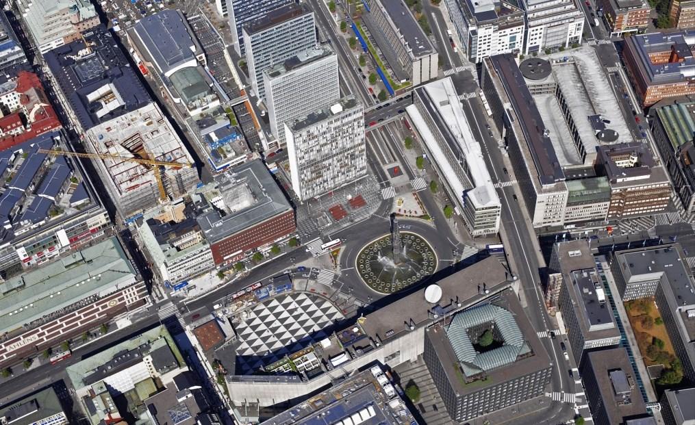 Sida 11 (47) Befintlig bebyggelse Snedbild över området kring Sergels torg, med S-huset som fondmotiv i stadsrummet sett från Klarabergsgatan. Område för förändringar är avgränsat med gul linje.