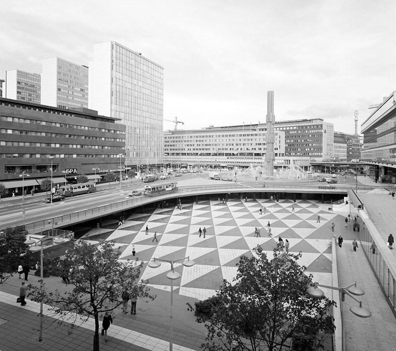 Sida 13 (47) det här fallet längs Brunkebergsåsen. H-huset inordnar sig i höjd och utbredning som en i raden av byggnader med individuell karaktär längs Hamngatan.