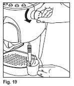 Lampan under knapparna för och bryggkaffe börjar blinka (Fig.18). Håll en lämplig behållare under ångröret. Vrid sakta ångvredet moturs (Fig.19). Ur ångröret kommer först ånga och därefter vatten.