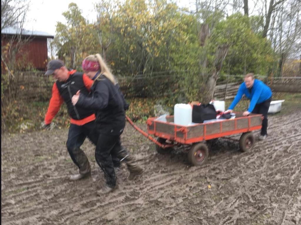 Det enda fordon som kunde ta sig fram och upp till scoutstugan var Mats Orberts jeep. Övriga fordon fick lämnas vid parkeringen och allt material fick köras upp via en vagn genom leran.