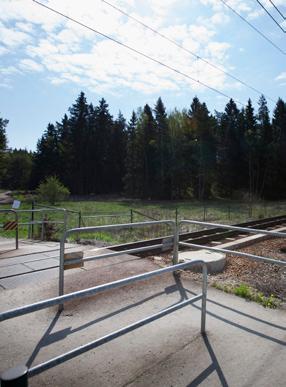 Roslags Näsby station byggs om med två nya mittplattformar, vänthallar, hissar, rulltrappor och en planskild gång- och cykelbro över stationen.