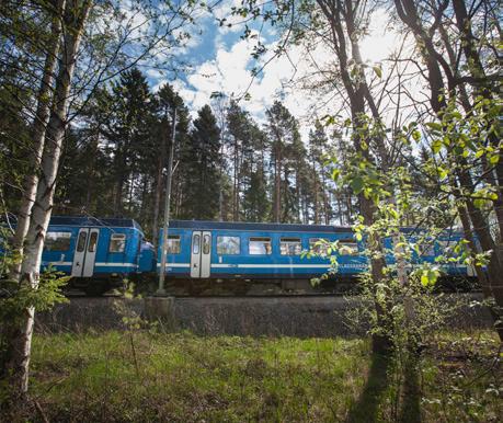 Ny säkrare zick-zack-passage med anslutning till Tibble station. Plankorsningen vid Byängsvägen/Banvaktarstugan stängs.