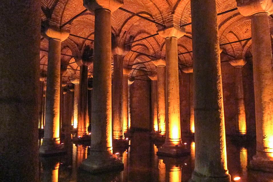 Basilikacisternen Cisternen anlades 532 e.kr av den bysantinske kejsaren Justanianus I.