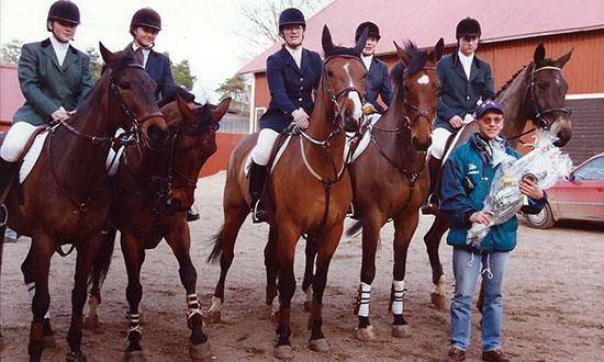 Elitlaget i hoppning ca 1996. Hanna och Lotten Bäckgren, Anna Edlund (Skog), Eva Danielsson och Martin Jarhäll till häst. Lagledare Anders Karmbo. Annika Bäckgrens fotoarkiv.