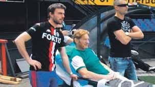 Vedenie mu vyhovelo, na štadión pustilo aj fanúšikov, ktorí prišli vzdať Marckovi v jadre fans Feyenoordu známej postave posledný hold.