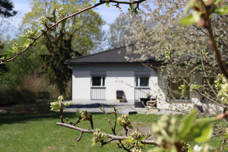 gamla personalboendet byggs om på tre månader. Tillbyggnaden invigs 2009 och nu finns 25 platser på Björka. 2010: 8 personer är anställda på Björka och boendet är bemannat dygnet runt.