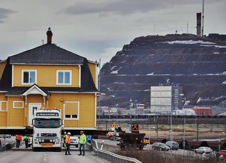 Samhällena Kiruna och Malmberget genomgår en förändring. Gamla byggnader rivs eller flyttas, och nya huskroppar reser sig mot skyn. Byggkranarna arbetar febrilt på de båda orterna.