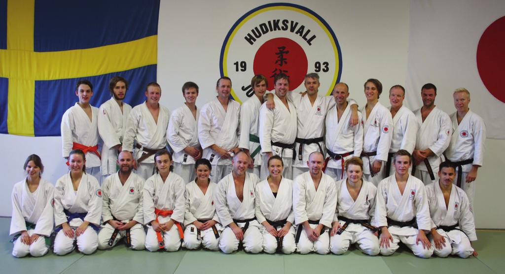 Jubileum 12 oktober i Hudiksvall och 16 november i Umeå 20 år av kämpaglöd och Det är alltså två decennier sedan Ulf och Katarina Bäckström startade Hudiksvalls Ju-Jutsuklubb i Glada Hudik.