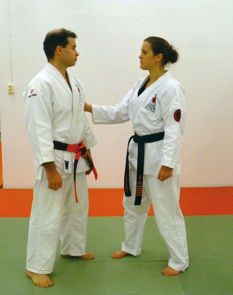 T onys eknikips I kihon waza utförs sukui nage på följande sätt: Sukui nage Sukui nage är en teknik som kanske inte är den vanligaste inom Ju-jutsu Kai, men som ändå är användbar när tori har