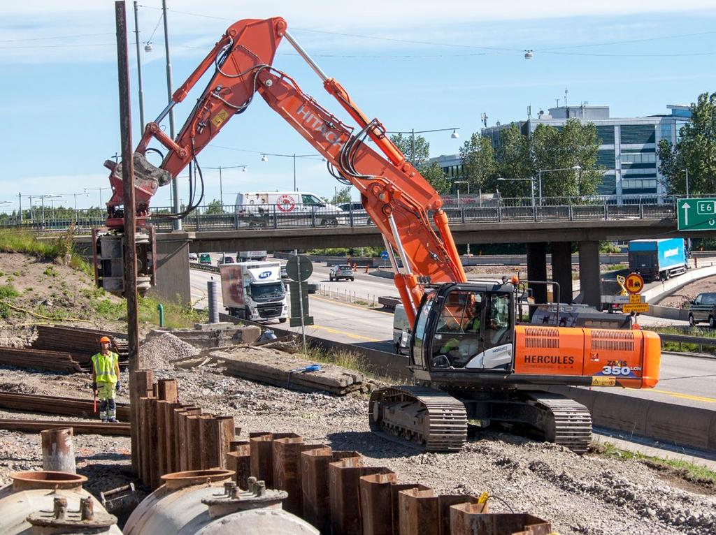 maskintipset Claes Gustafsson, Delvators säljare. ZX350LCN-6 i arbete med spontdrivning invid E6 i Göteborg.