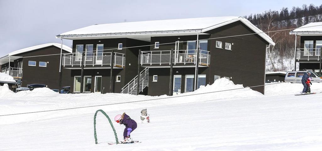 Figur 2. Hemavan Ski Lodge. Öster om Gondolbyn finns Hemavan Ski Lodge. Det är 2-våningshus med 4st lägenheter i vardera huskropp. (Bild: Contractor Bygg AB) 3 Figur 3. Fjällspegeln.