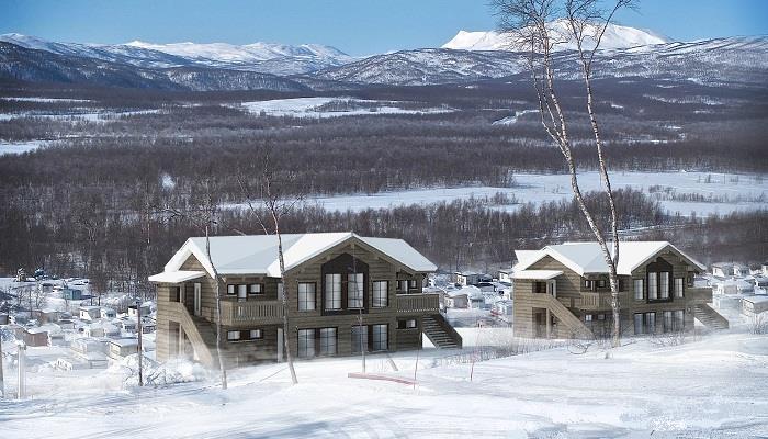 (Bild: Fjällspegeln AB) Öster om området ligger Hemavan Ski Lodge och Fjällspegeln. Båda hustyperna är 2-våningshus med träfasad och kulörer i naturtoner.