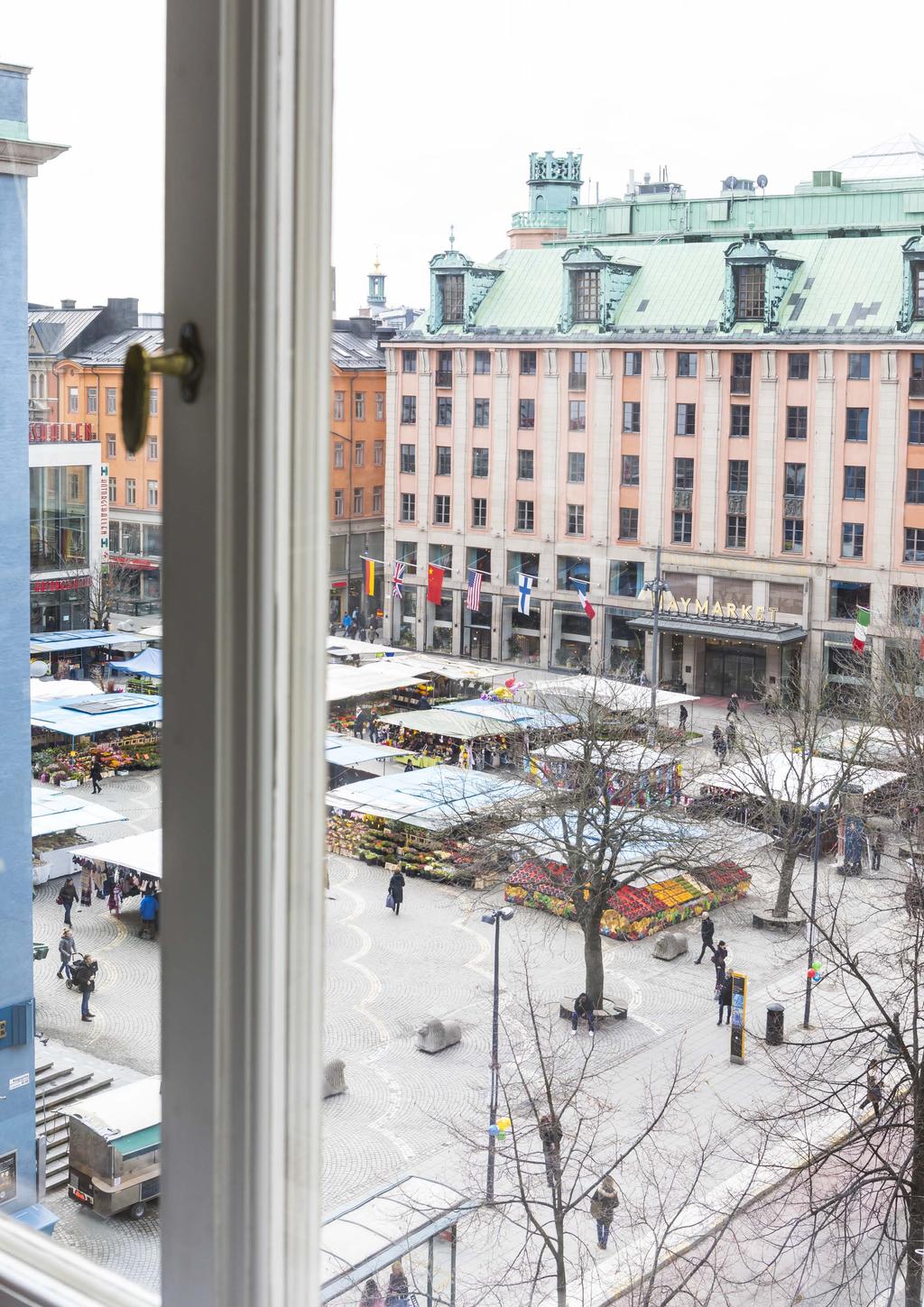 Kungsgatan 42 ADRESS: Kungsgatan 42 KVARTER: Hästhuvudet LOKALAREA: 293 kvm VÅNING: 5 HISS: 1 st LOKALEN: Ljus och trevlig kontorslokal med flexibel och öppen planlösning som rymmer 19 arbetsplatser.