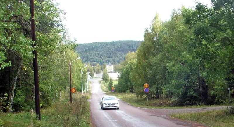 och mellan husen på Holmbergstorpet. En bit in på 1900-talet började personal på regementet kalla vägen för Torplinjevägen. Regementet byggde om vägen på 1920- talet och den gavs då dagens sträckning.