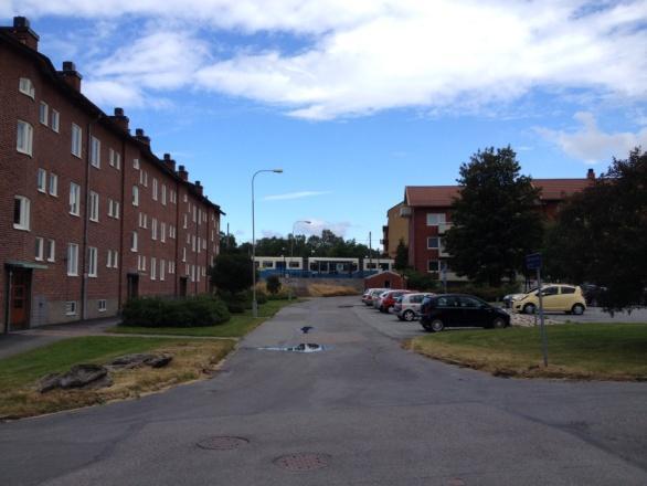 Planområdet ligger inom Högsbotorp och innefattar området runt Axel Dahlströms Torg och var en del av den första utbyggnaden av Högsbo mellan 1951-55.