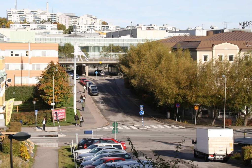 Metod Analysen bygger på insamlat material genom intervjuer med olika aktörer som arbetar i området samt med boende och andra personer som rör sig på platsen.